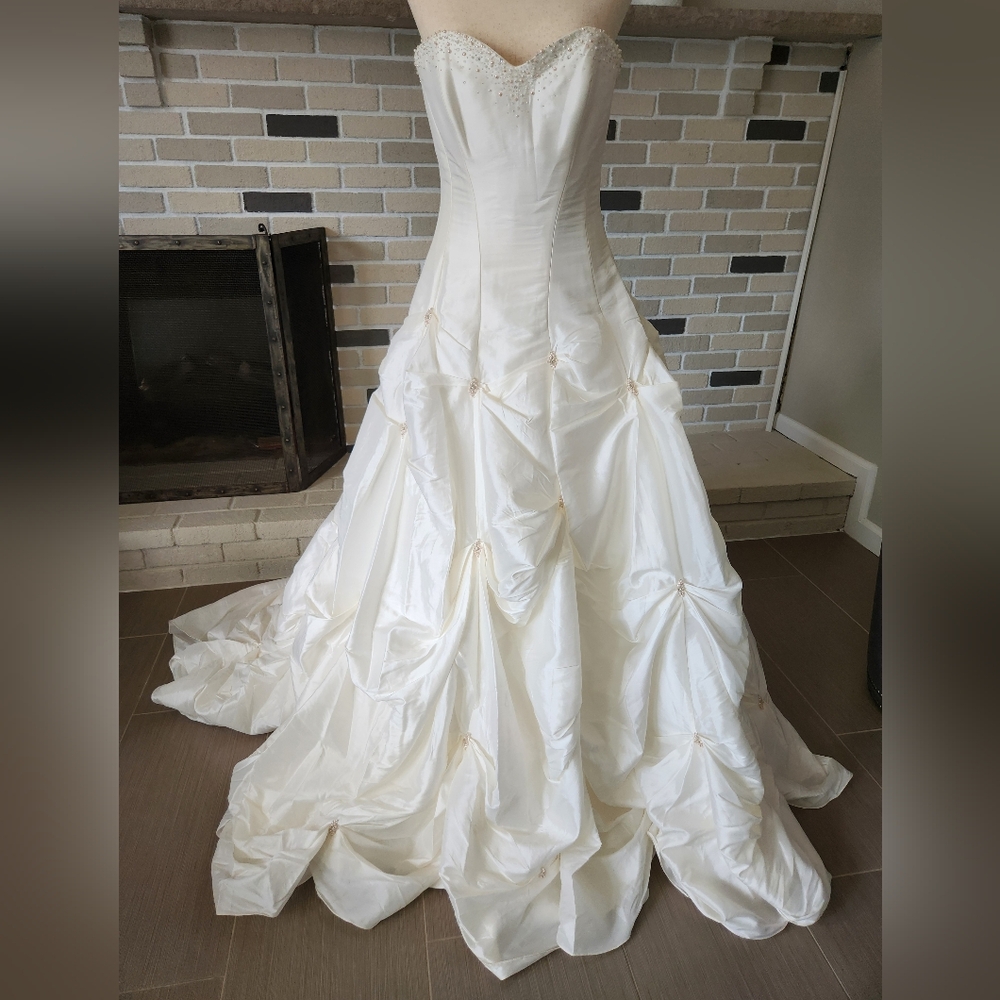 Maggie Sottero Ivory Strapless Ball Gown Wedding Dress